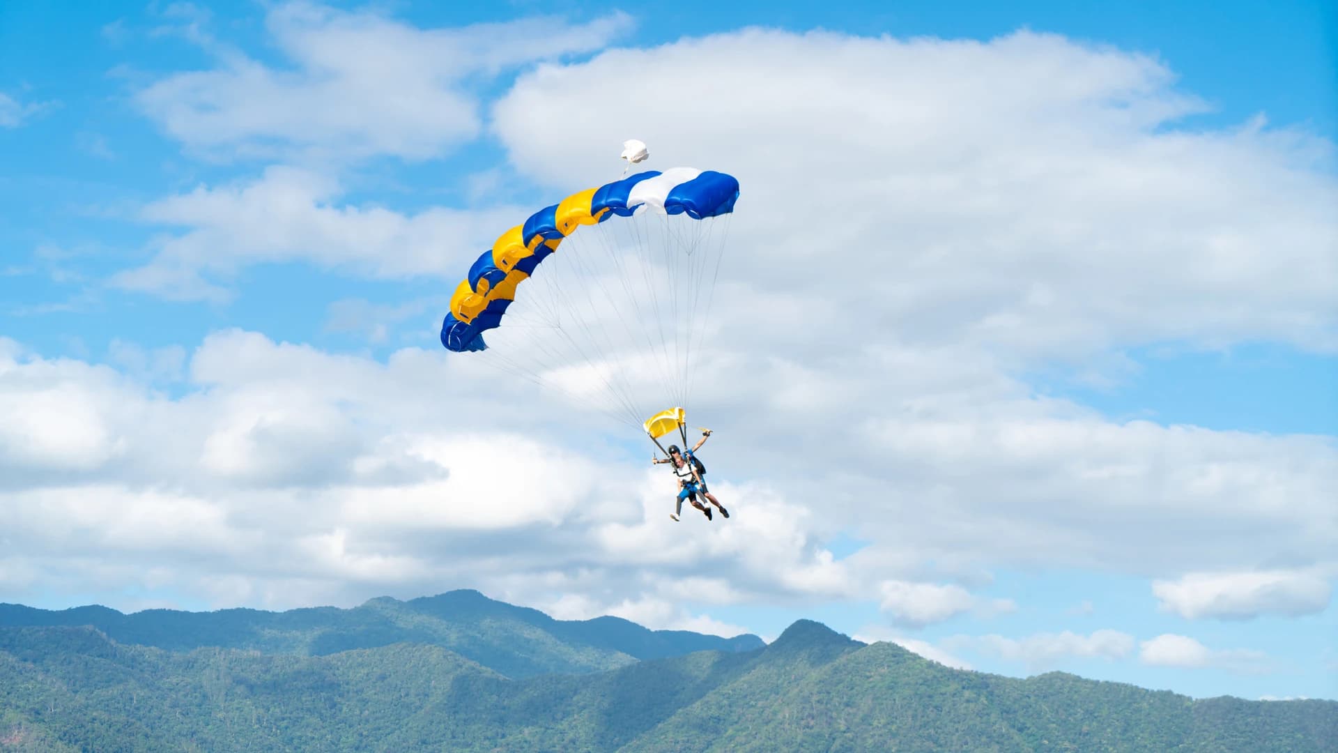 Tandem Skydiving Experience Cairns - image 8