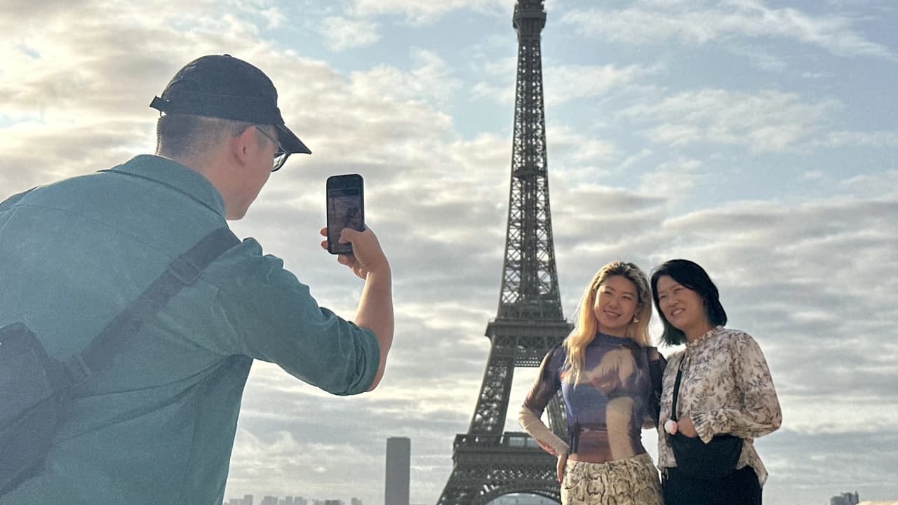 Eiffel Tower Guided Tour With Summit Entry + Seine River Cruise - Photo 2