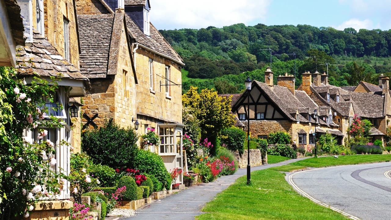 Cotswolds Tour from London with Lunch