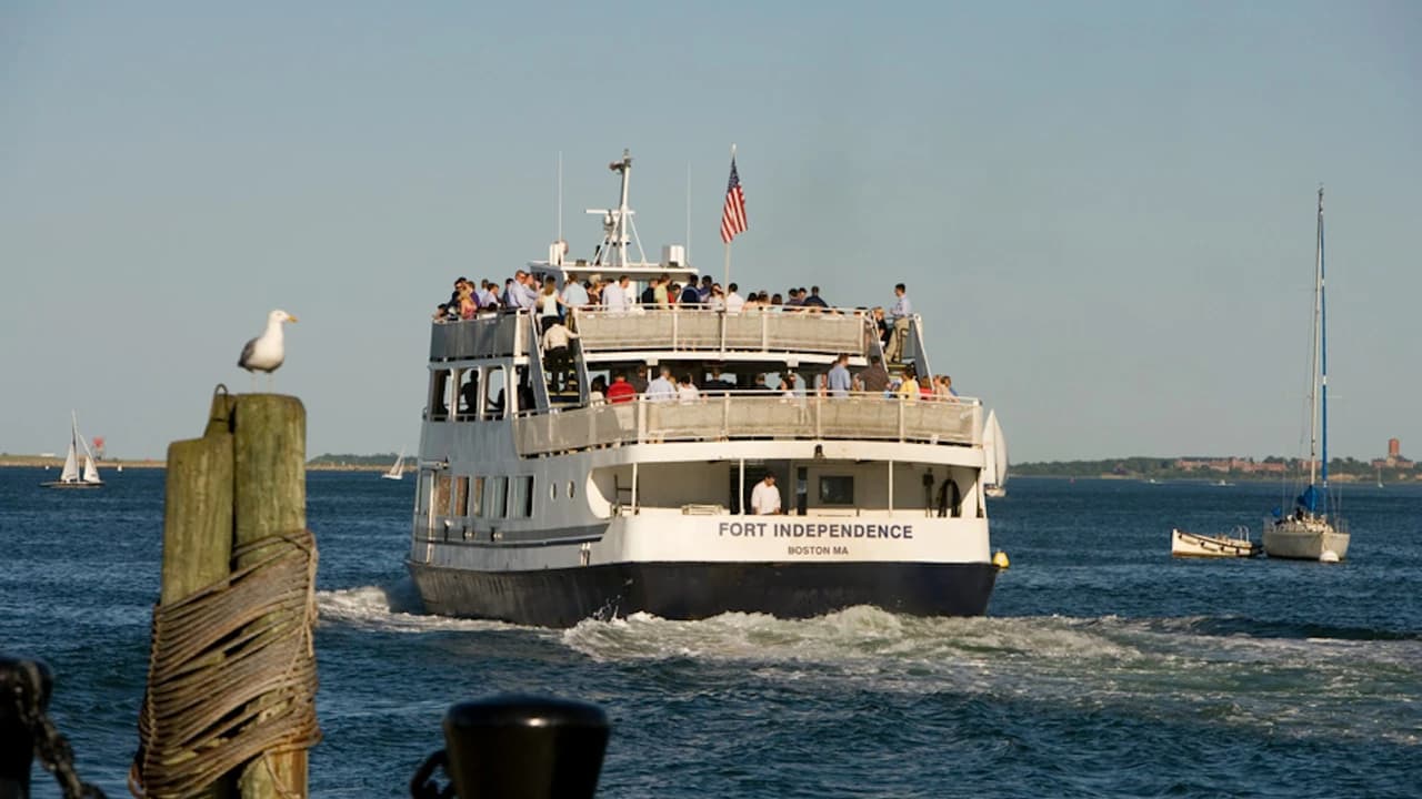 Boston Harbor: Historic Sightseeing Cruise