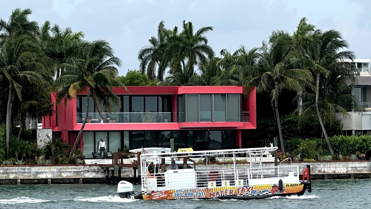 Water Taxi between Bayside Marketplace & South Beach