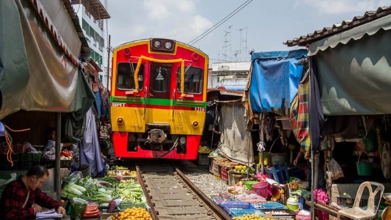 Maeklong Railway Market and Damnoen Saduak Floating Market Half-Day Tour