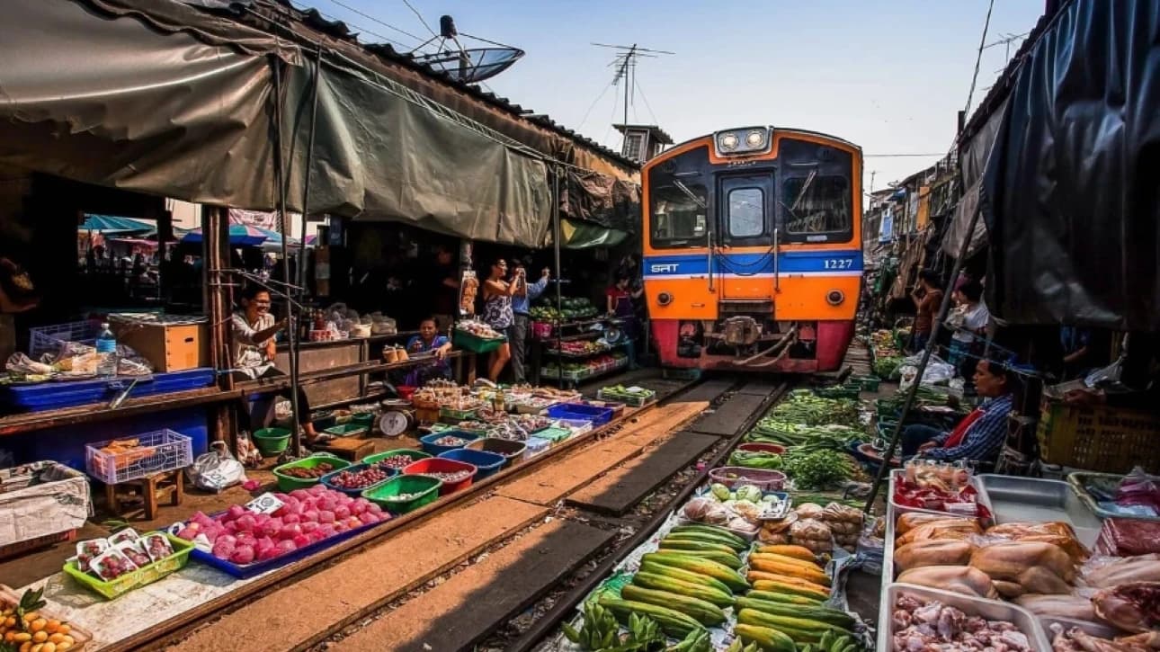 Maeklong Railway Market and Damnoen Saduak Floating Market Half-Day Tour - image 8