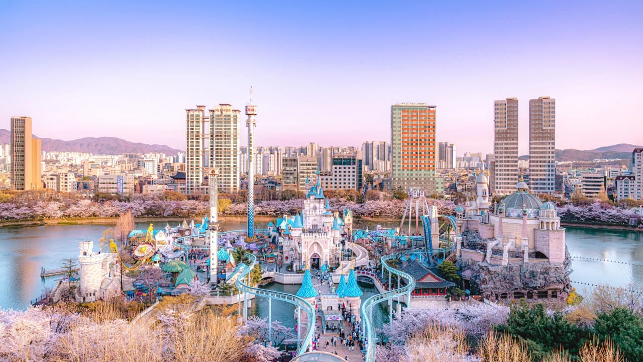 COMBO: Lotte World Adventure Seoul + Seoul Sky Observatory Tickets