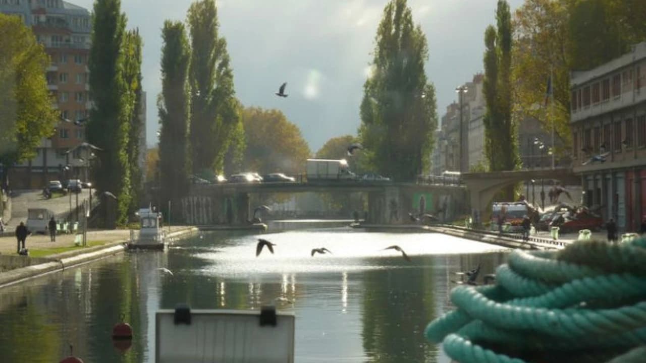 Canal Saint-Martin Cruise - Photo 4