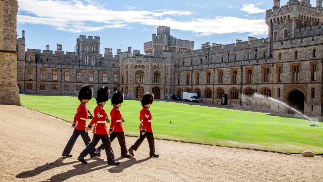 Windsor Castle, Stonehenge and Bath Tour with Lunch in Lacock