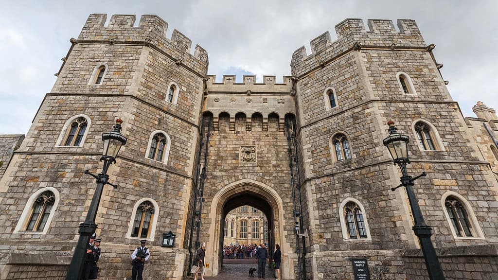 Windsor Castle, Stonehenge and Bath Tour with Lunch in Lacock - Photo 3