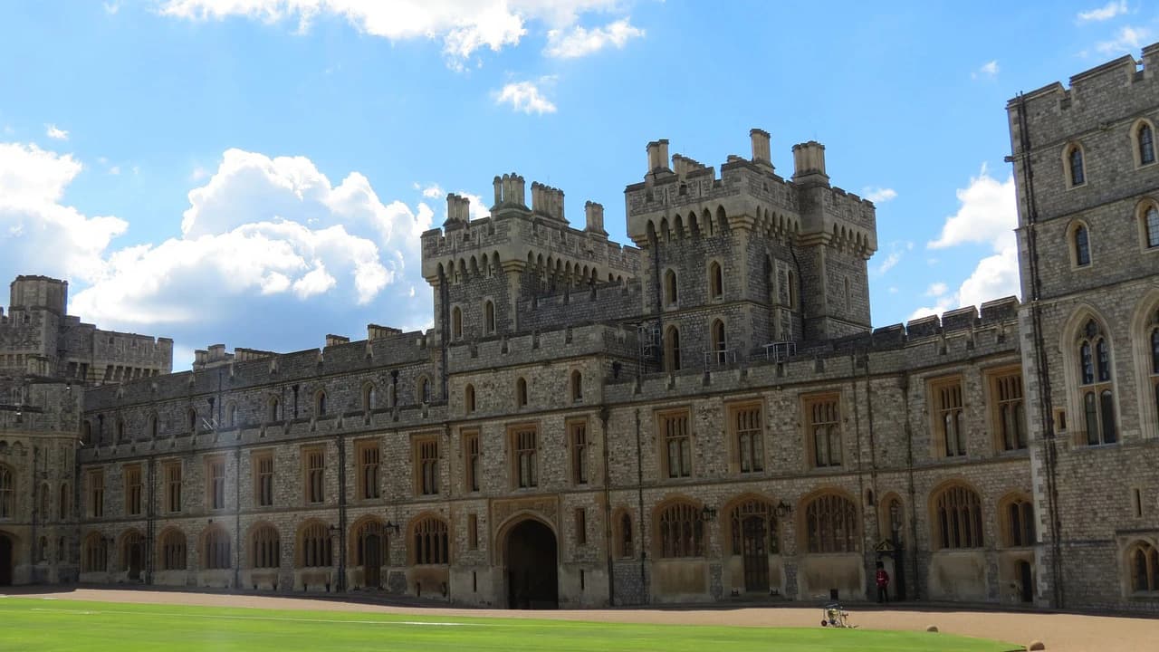 Windsor Castle, Stonehenge and Bath Tour with Lunch in Lacock - Photo 4
