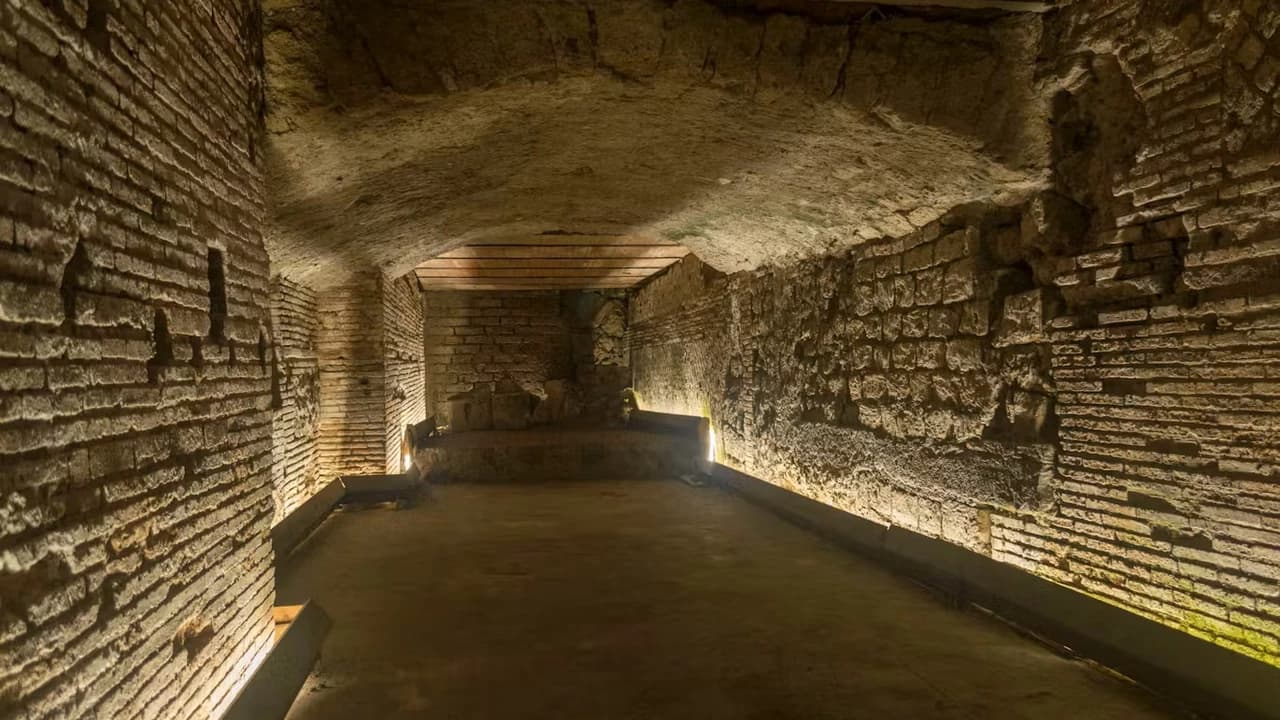 Naples Underground Guided Tour - Photo 4