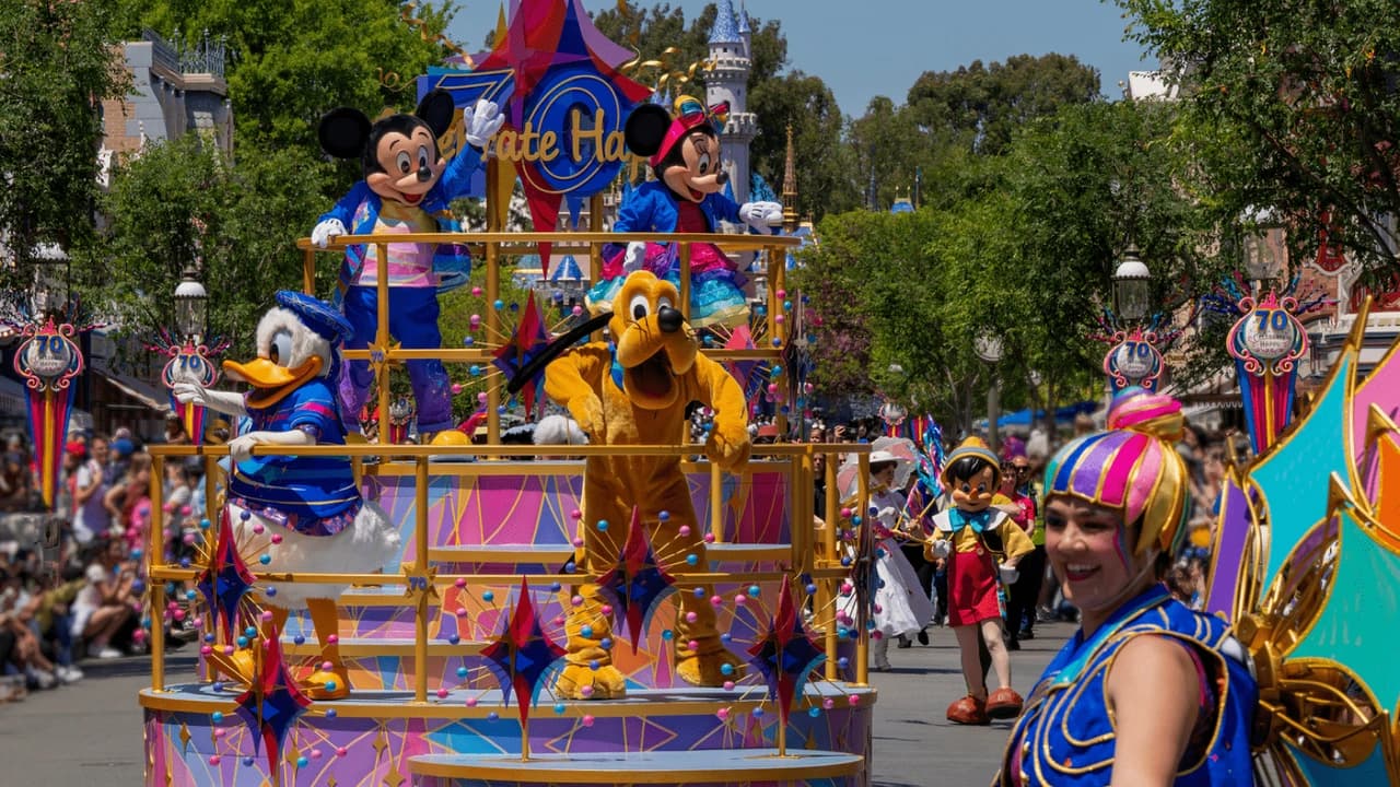 Disneyland Park and Disney California Adventure Park Ticket - Photo 4