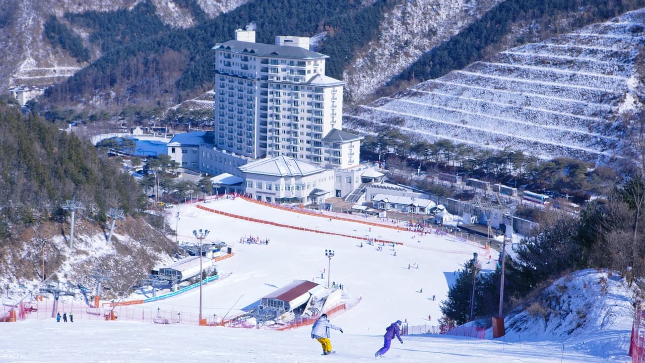 Elysian Gangchon Ski Resort and Eobi Ice Valley Full-Day Tour from Seoul