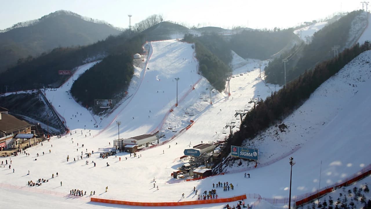 Elysian Gangchon Ski Resort and Eobi Ice Valley Full-Day Tour from Seoul - image 7