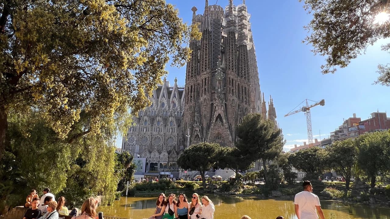 Barcelona Highlights: Sagrada Familia and Gaudi Houses Guided Tour
