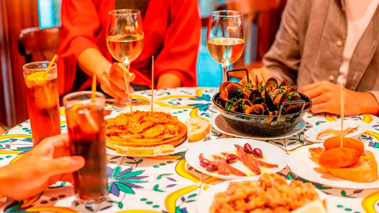Barcelona Old Town Walking Tour with Flamenco Show and Tapas Dinner - image 8