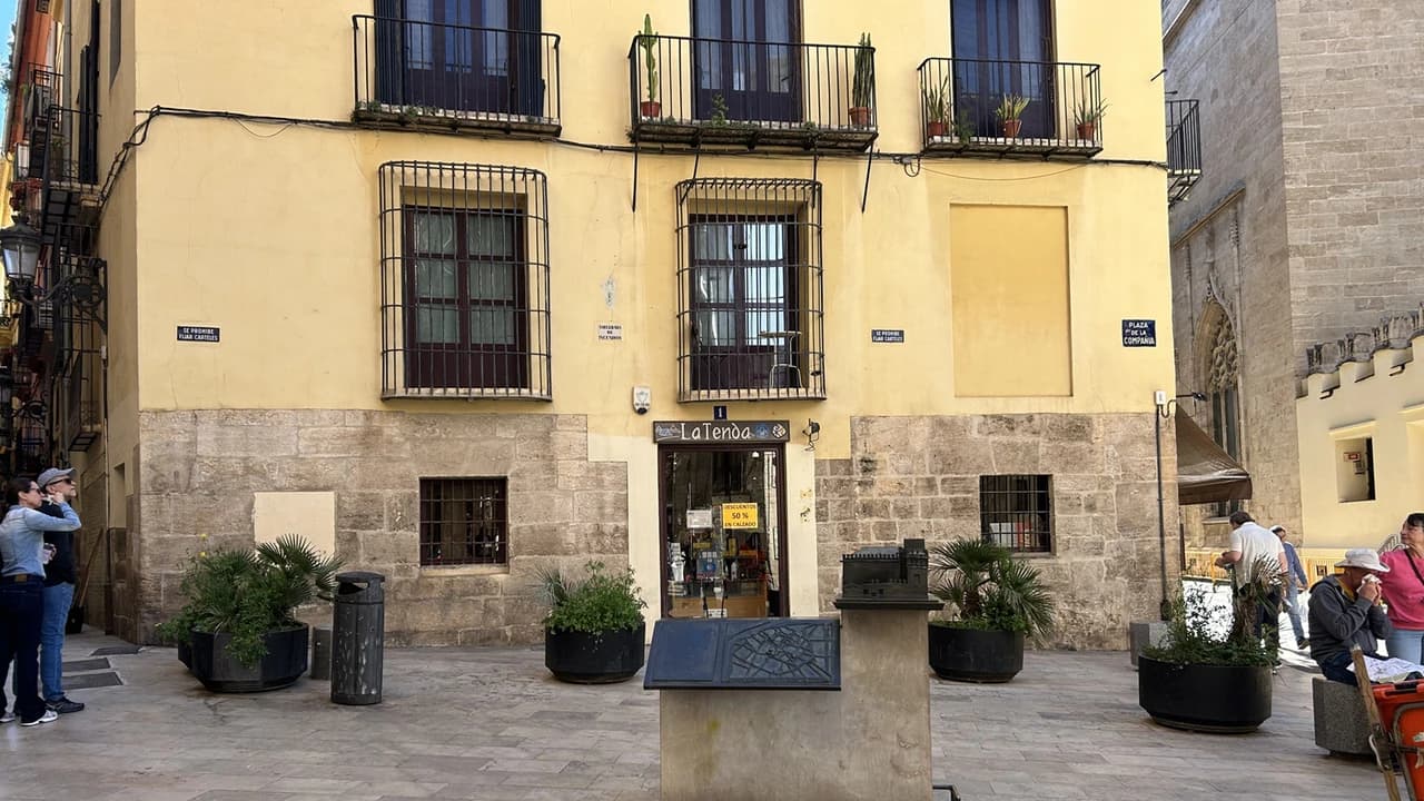 La Lonja de la Seda Tour with English-Speaking Guide & Fast Track Entry - Photo 5