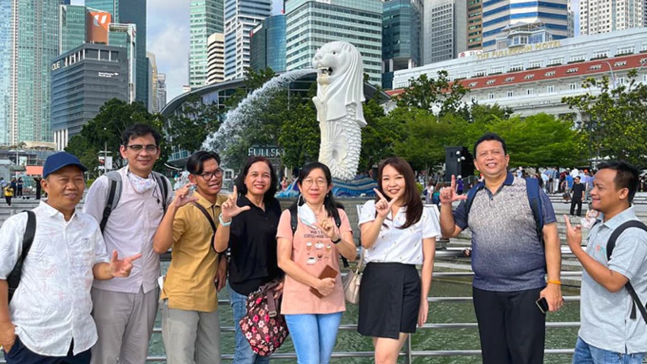 Marina Bay Night Walking Tour - Photo 3