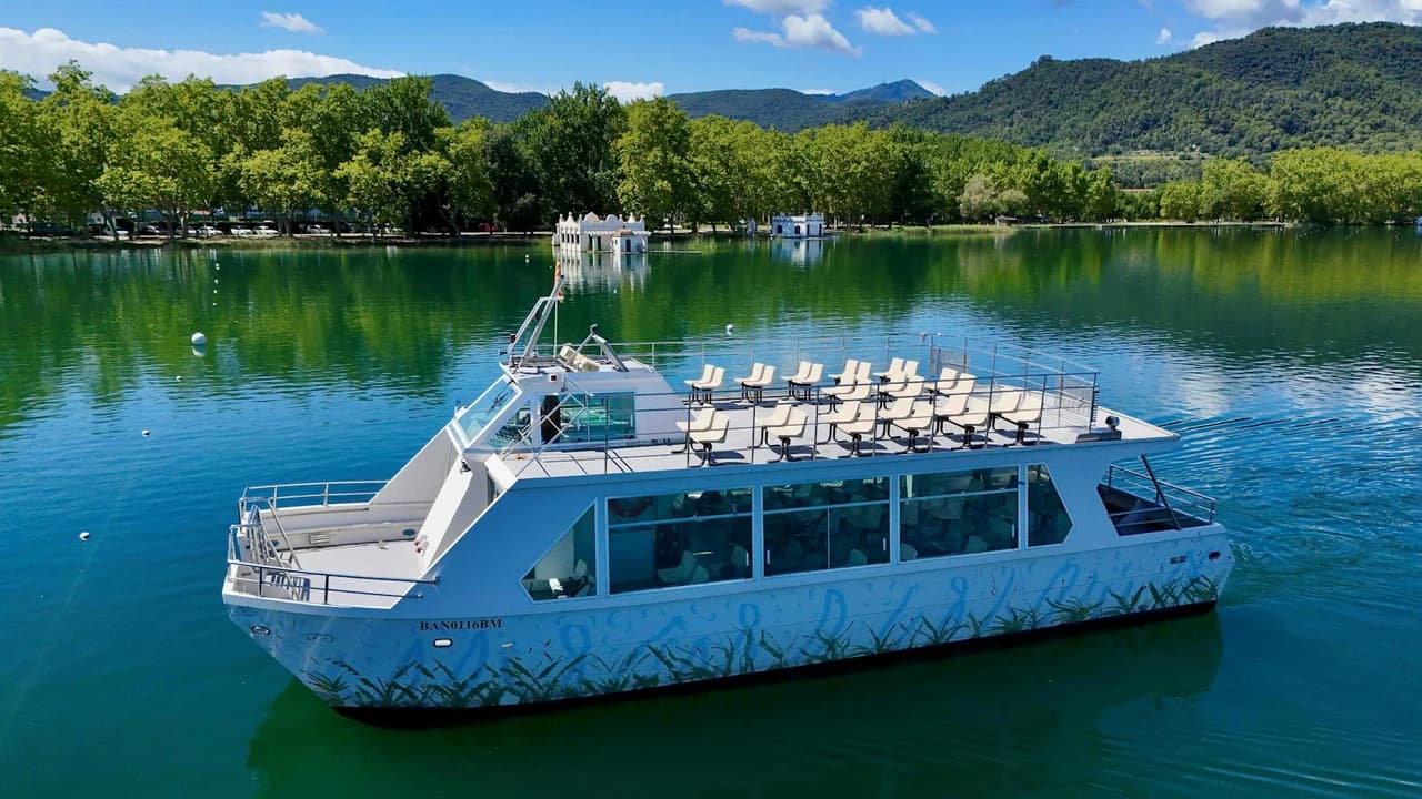 Girona: Lake of Banyoles Boat Tour