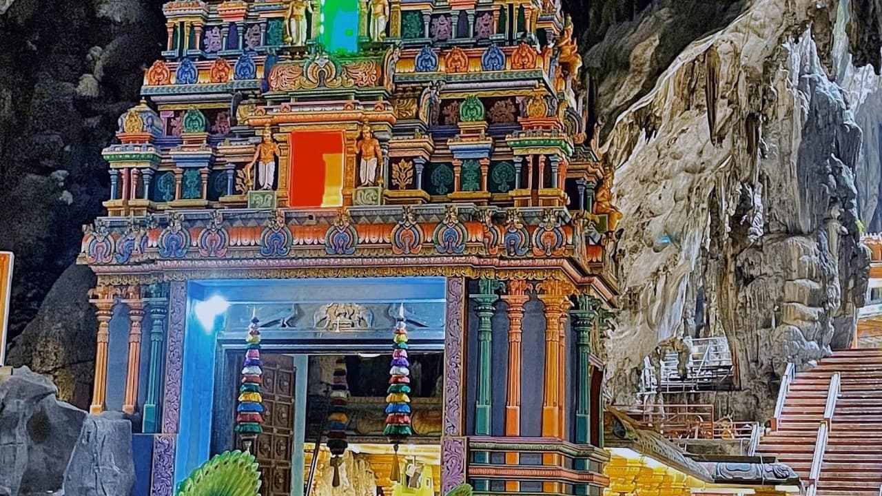 Batu Caves & Colmar Tropicale Full-Day Tour - image 7