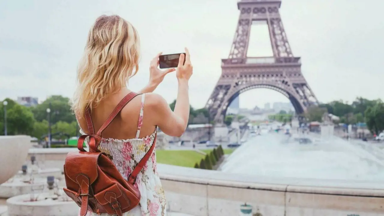 Paris Self-Guided Audio Tour: Eiffel Tower, Notre Dame Cathedral, Louvre Museum
